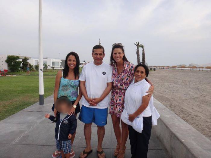 Ollanta en una postura rara (muy lejos de su versión militar) junto a Nadine y María Pía Copello. Foto: Facebook.