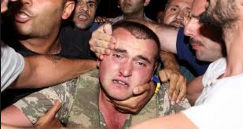 Golpista turco capturado por la multitud. (imagen: australiannetworknews.com)