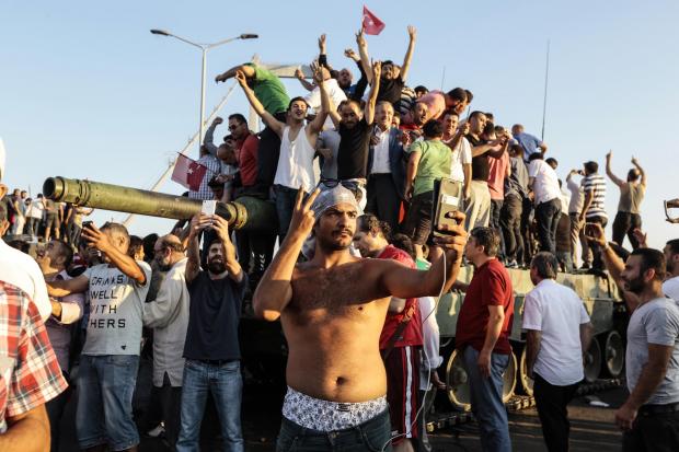 Asalto masivo a un tanque. Cuando se abre fuego contra los civiles, el golpe entra en un camino de no retorno (imagen: independent.co.uk) 