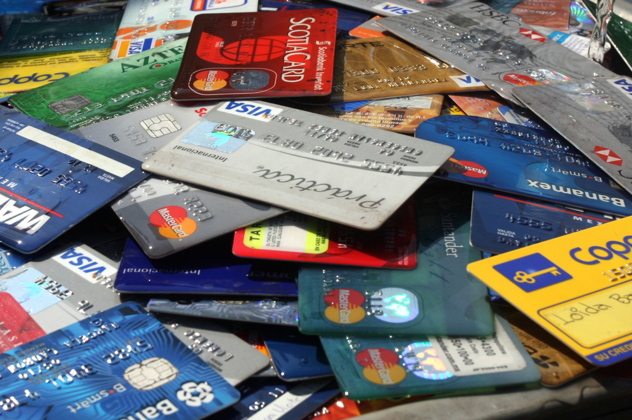 Muchas tarjetas de crédito se ofrecen vía telefónica. OJO. Imagen vía: rankia.mx