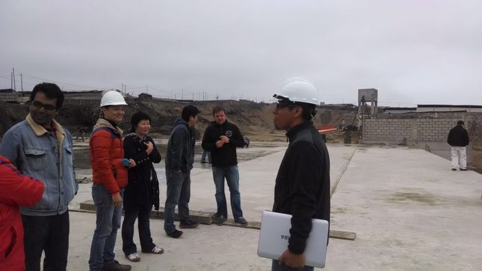 Sachie Fujimori visitando Alinsa en plena construcción. Foto: Útero.Pe