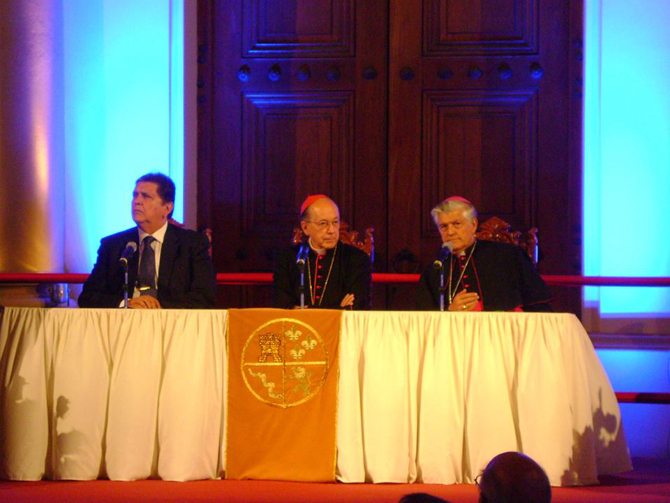 En la foto, de izquierda a derecha: quien le besaba la mano al cardenal, el cardenal y su reemplazante. Imagen: Conferencia Episcopal