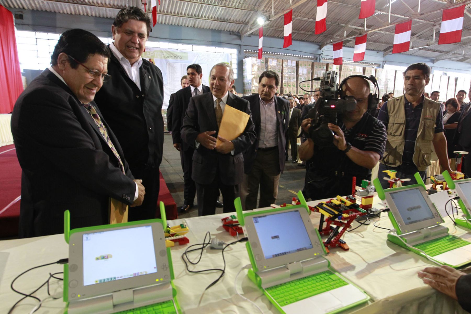 Alan García entregando la OLPC número 500. Perú se llevó el % del total de producción de estas laptops. Imagen: Andina.