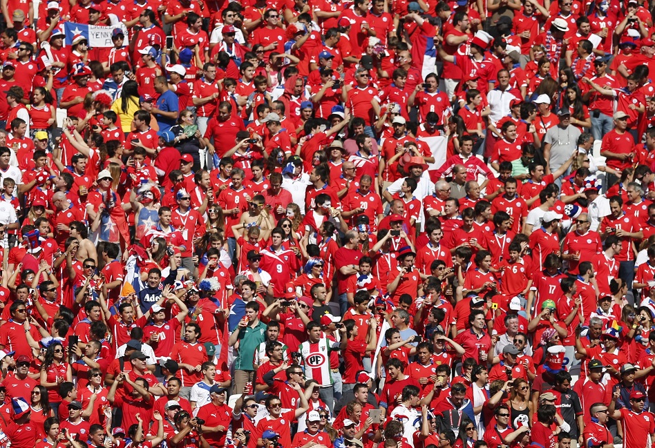Chile fans watch the group B World Cup soccer match between the Netherlands and Chile at the Itaquerao Stadium in Sao Paulo, Brazil, Monday, June 23, 2014. (AP Photo/Wong Maye-E)