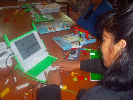 Los robots enganchando con las OLPC. Imagen: Instituto Von Braun