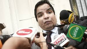 Esta es la cara de indignación de Julio Arbizu después de escuchar a Julia Príncipe. Foto: Diario UNO