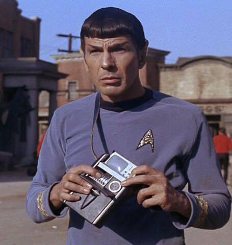 Spock con el famoso tricordio, un aparato que analiza la composición de los materias a distancia. Este y otros aparatos como el celular tipo sapito, la tablet y el USB fueron primero ideados en Star Trek, décadas antes de ser inventados y comercializados.