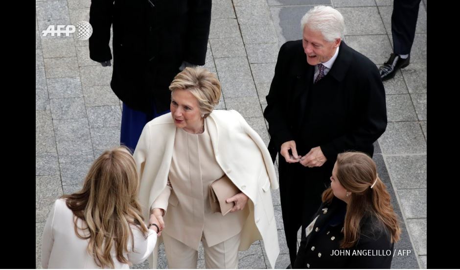 Hillary Clinton y su esposo Bill Clinton llegan para la toma de mando. Foto: AFP