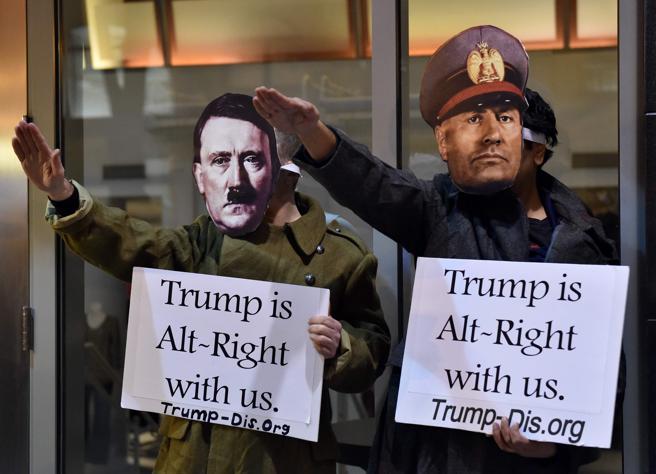 Carteles exhibidos durante la protesta. Foto: AFP/Paul J. Richards