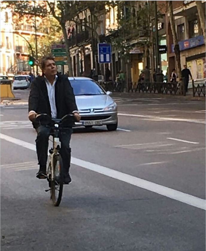 Hace unos meses, una cuenta troll de Twitter difundió una fotografía de Alan García paseando en bicicleta por Madrid. Imagen: Twitter