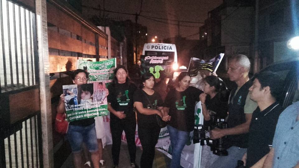 Algunos integrantes del colectivo se hicieron presentes para reclamar por la incautación. Foto: Facebook Dorothy Santiago