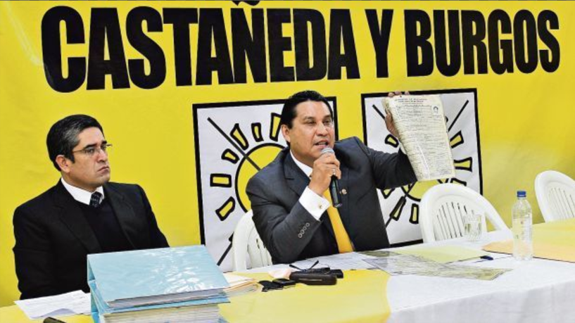 Carlos lanzándose con Luchito. Imagen: El Comercio