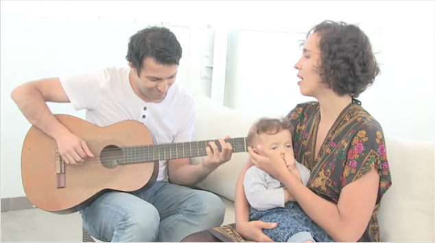 La Lá. Julio Pérez en la guitarra. La hija de ambos escuchándolos. Imagen: Útero.Pe