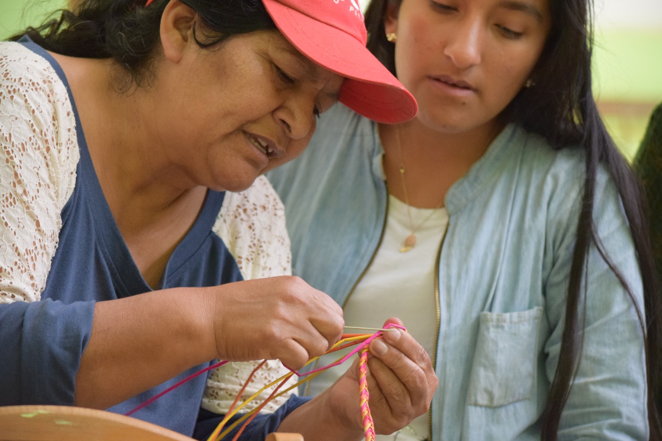 Yolanda Osorio, una de las mejores artesanas de la costa de Lima, enseñando cómo tejer con el junco, una planta que vive en nuestros pantanos. (Foto © Héctor Aponte)