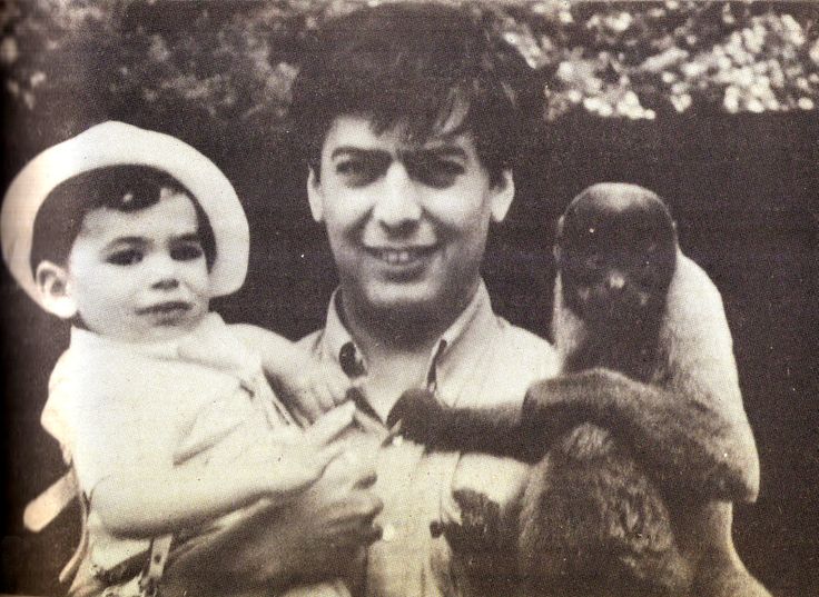 Mario Vargas Llosa con su hijo Álvaro en el zoológico