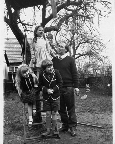 J.G. Ballard en Shepperton, con sus hijos Bea, Fay y Jim (1965)