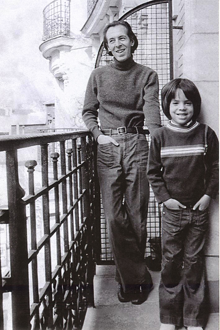 Julio Ramón Ribeyro con su hijo, Julito Ramón (París, 1973)