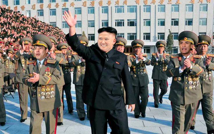 La lideresa del partido fujimorista caminando alegremente con sus kongresistas. Los envidiosos dirán que es Kim Jong-un y su ejército. Fuente: unilad.co