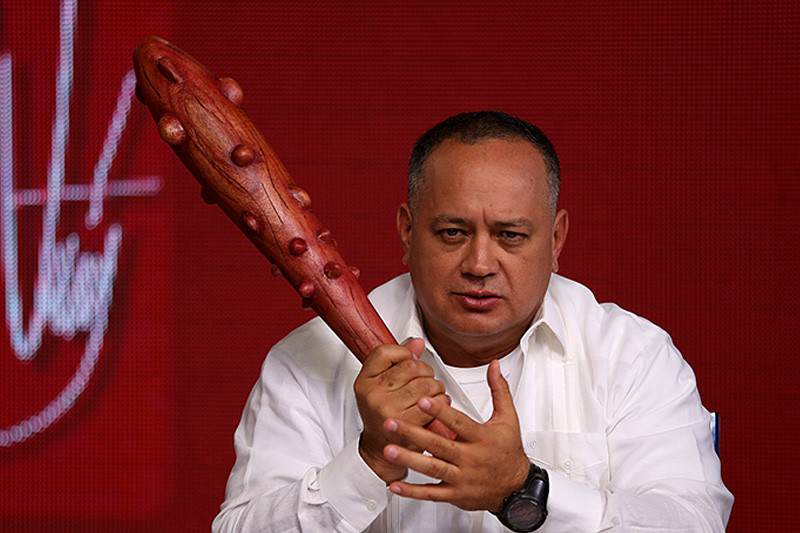 Maduro a veces distrae de Diosdado Cabello, el vicepresidente que amenaza todas las semanas con un garrote no solo de juguete. via agenciabk.net