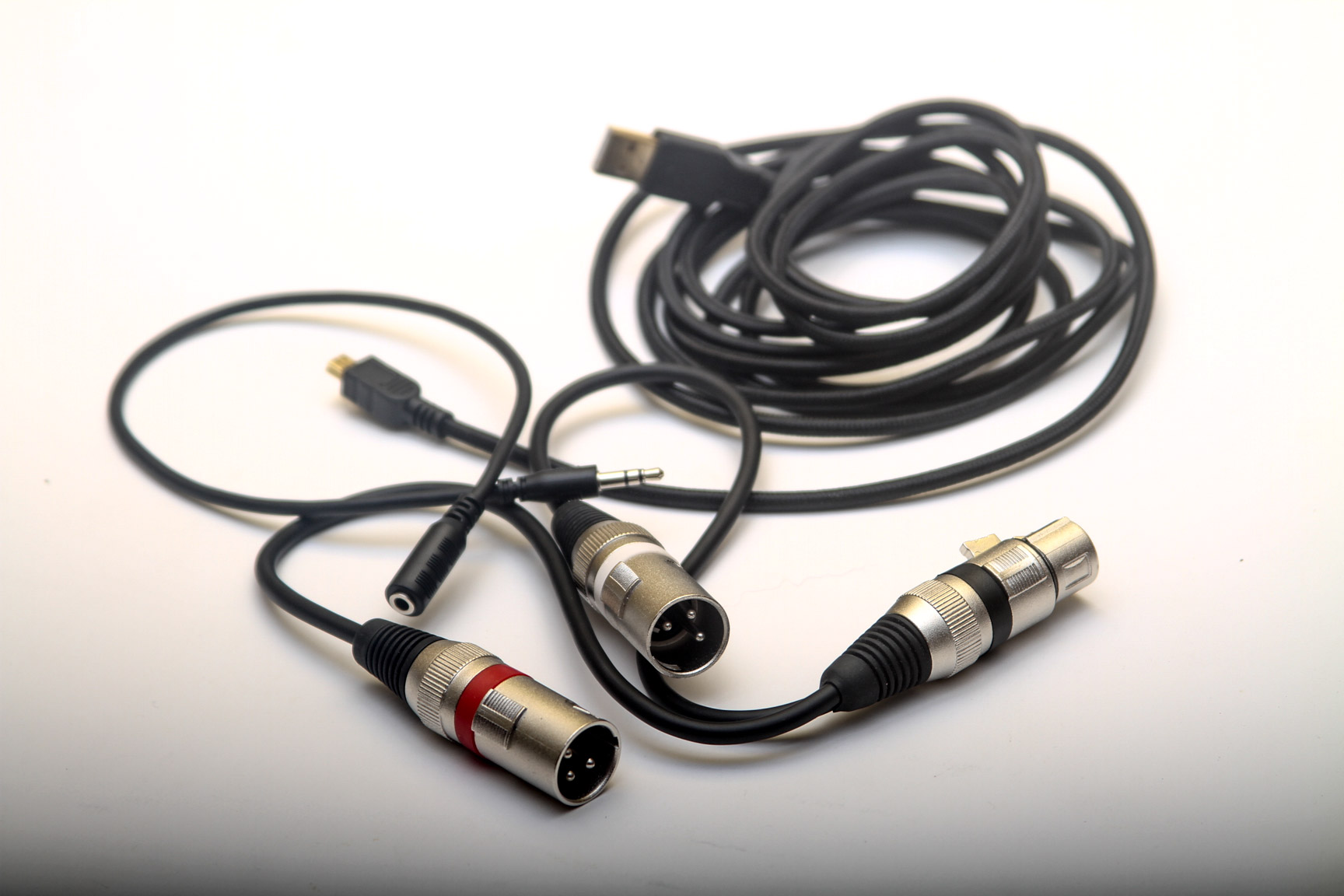 Los cables que incluye el micrófono; USB, Monitoreo y XLR cinco pines