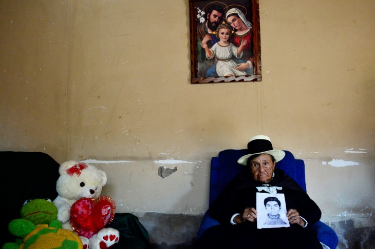 Ella es la mamá Angélica, con la foto de su hijo desaparecido. Imagen: icrc.org