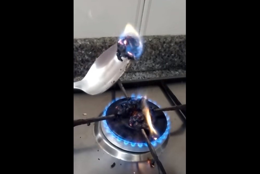 Oh, el arroz crudo se quema como cualquier otro objeto que se pone . Imagen: Youtube