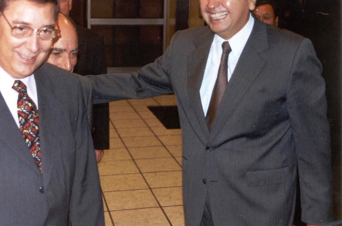 Enrique Bernales y la sonrisa de Alan durante la visita de los comisionados de la CVR al Lugar de la Memoria. Imagen: LUM