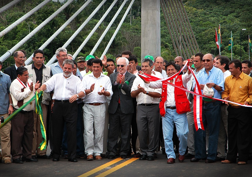 Toledo junto a Lula da Silva en la ceremonia de inauguración de la carretera Interoceánica. Foto: IDL Reporteros