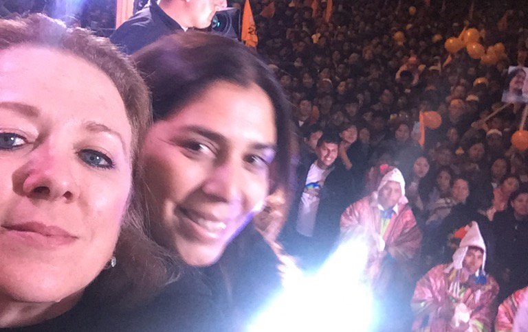 María Isabel León junto a la congresista Úrsula Letona en un mitin de Cusco. Imagen: twitter @mleondecespedes