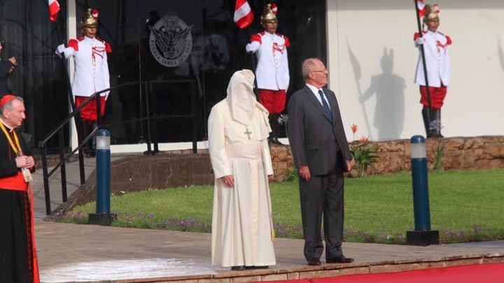 En esta foto, PPK representa a sí mismo y el papa, a todos los peruanos. Imagen: La República 