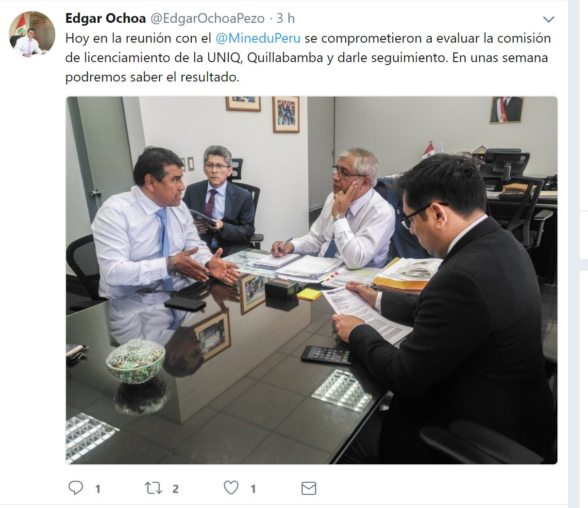 El señor de camisa blanca y canas es Molinari, los demás son altos funcionarios del Minedu (sí, puros hombres). Este tuit fue borrado.  Imagen: captura Twitter