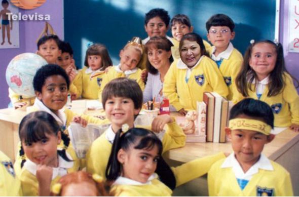 Parte de su secundaria también quedó registrada en la telenovela Vivan los niños. Era la preferida de la maestra Lupita. 