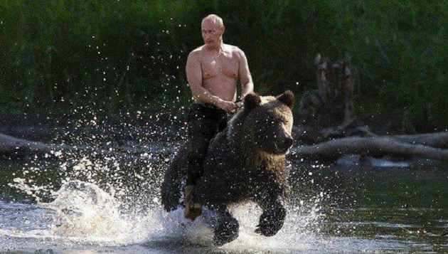La foto real es la de Putin montando un caballo. Imagen vía: un capitalista
