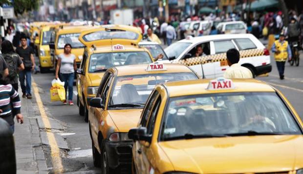 Los taxis que no van también protestan. Foto: El Comercio