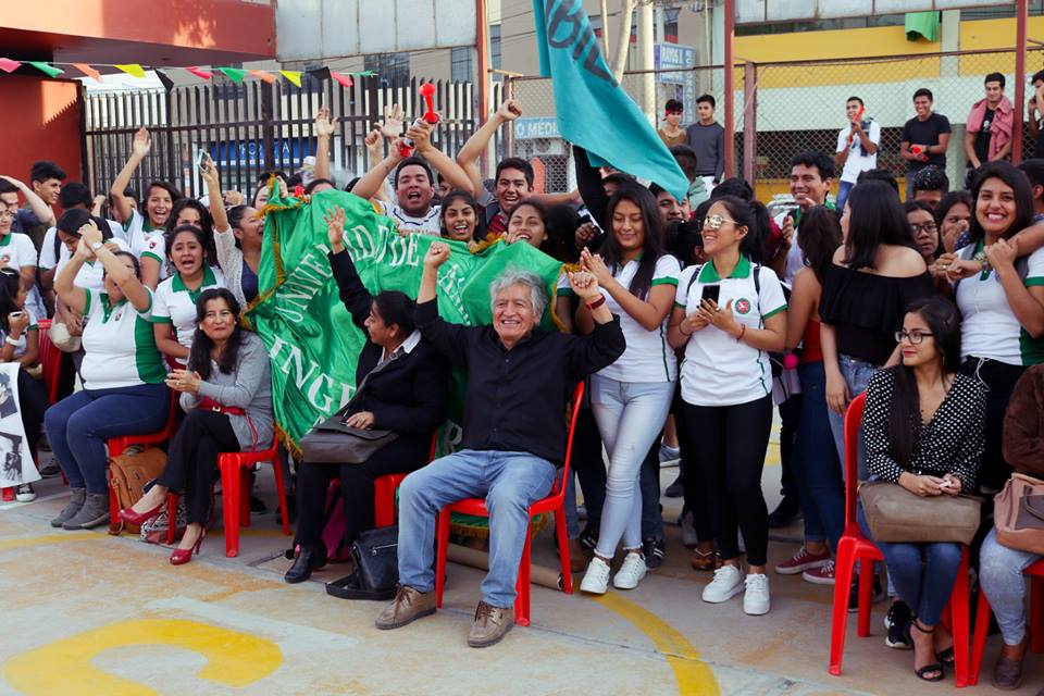 Virgilio Acuña, rodeado de alumnos en la elección de la Miss y el Mister UDL. Foto: Facebook /UDL
