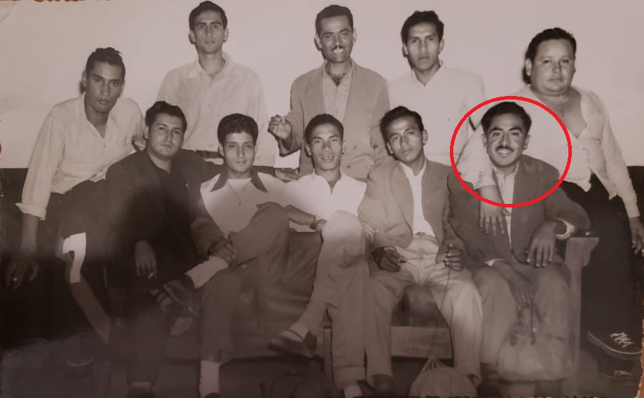 Don Víctor en 1967, junto a sus compañeros del Banco de Nación. Imagen: Útero.Pe