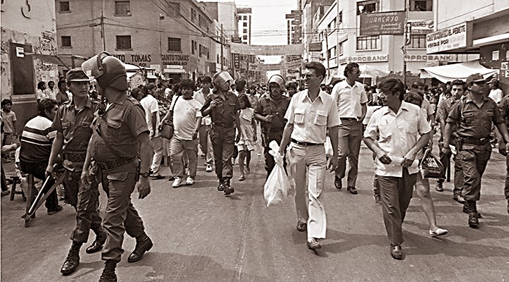Operativo de la Sunat con la Policía y las Fuerzas Armadas contra la evasión de impuestos, febrero de 1992. Foto: Andina/Archivo