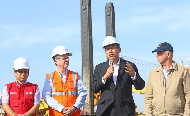 Edmer Trujillo y Martín Vizcarra junto a dos gringashos en el inicio de obras del Puerto de Pisco. Foto: Canadaperu.org