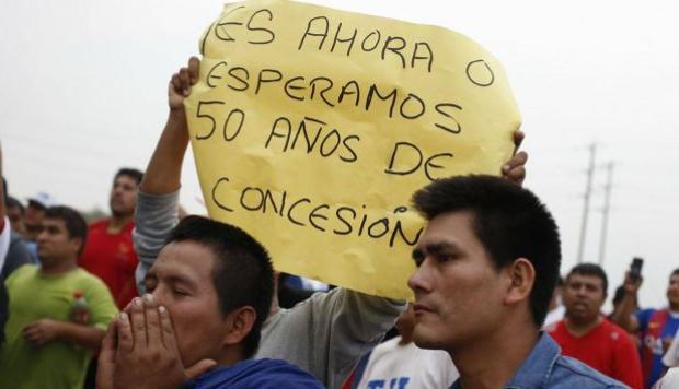 Cartel durante la protesta por el peaje en Puente Piedra. Foto: Atoq Ramón/Perú21
