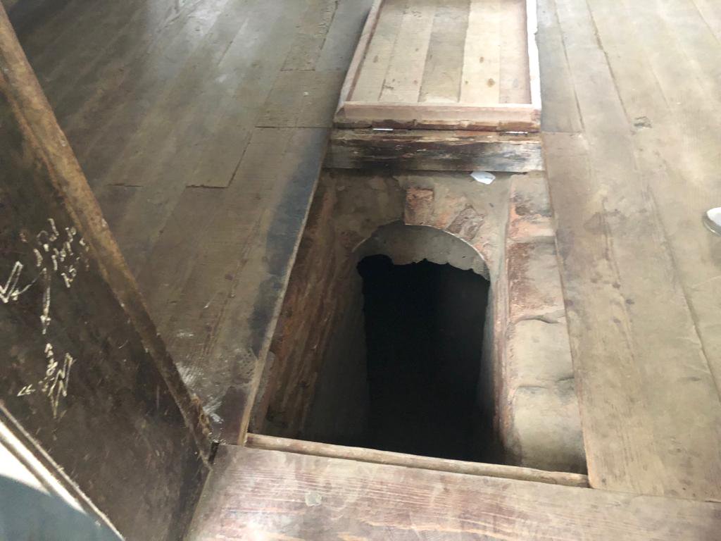 Uno de los túneles que conecta con una de las habitaciones en el 'Palacio'. Foto: Twitter/ @mitrataj