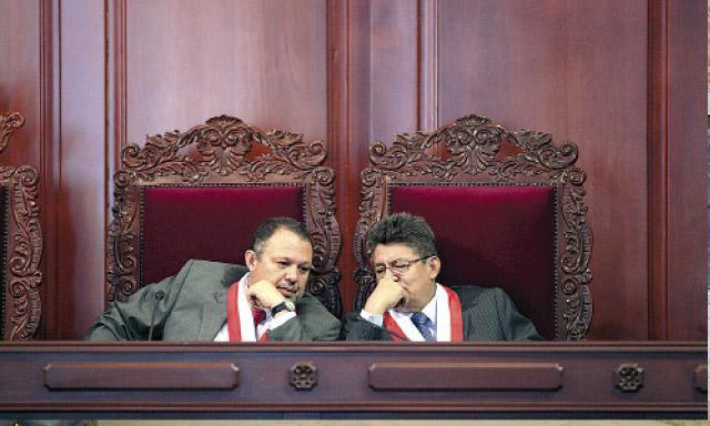 Dos exmiembros del TC: Carlos Mesía (2006-2014) y Gerardo Eto (2007-2014). Foto: La República