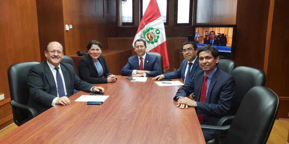 La bancada oficialista. Resaltan Yesenia Ponce (la única mujer), Clemente (a la cabeza) y Jorge (a la derecha). Foto: Twitter/Peru21