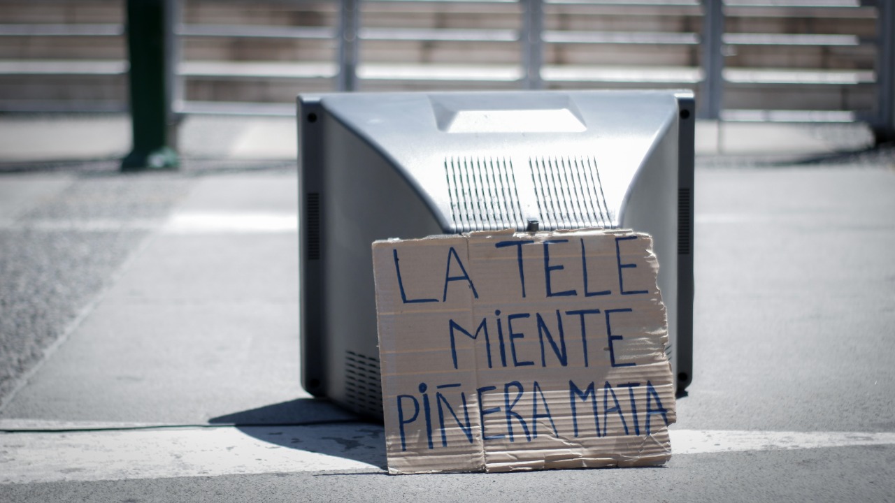 Los canales de TV se han visto obligados a mostrar la represión. Foto: Daniel Miranda/Interferencia.cl