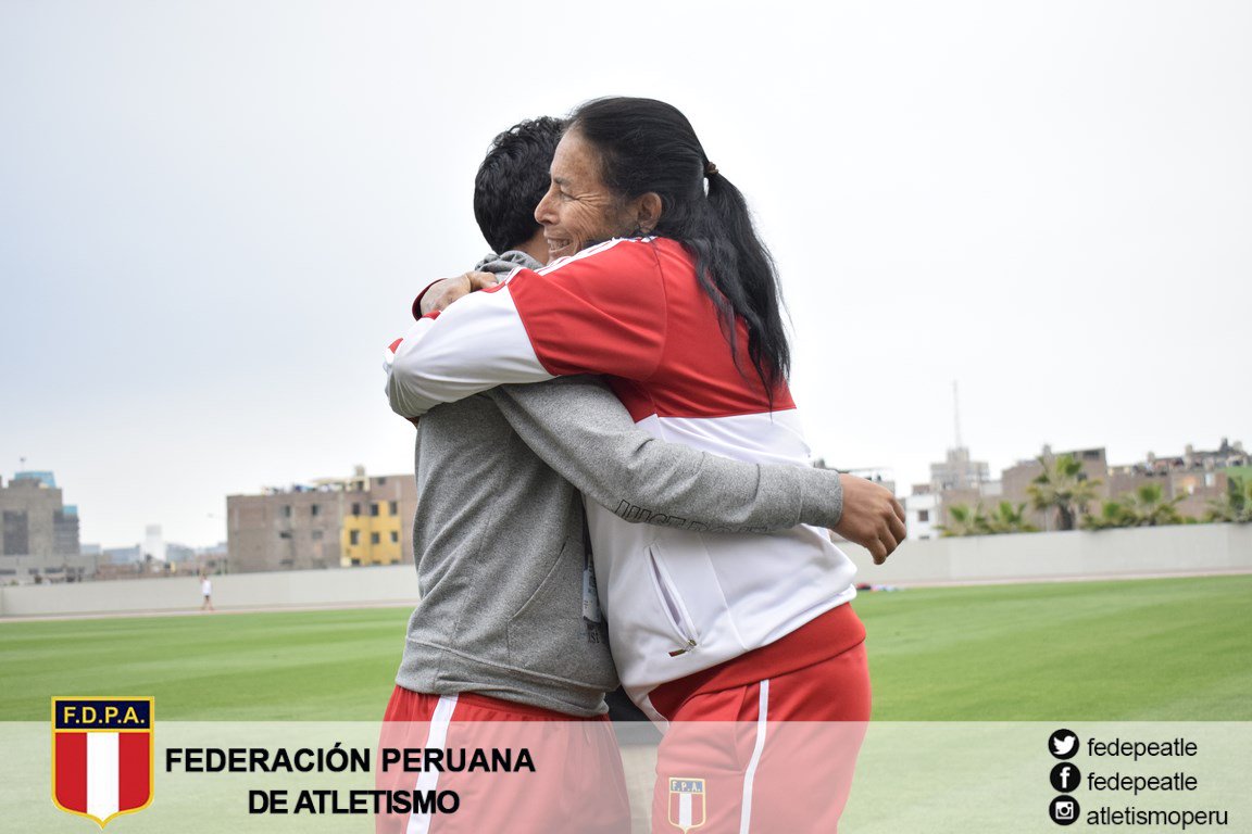 "Abrázala y hagamos como que no pasó nada". Foto: Federación Peruana de Atletismo
