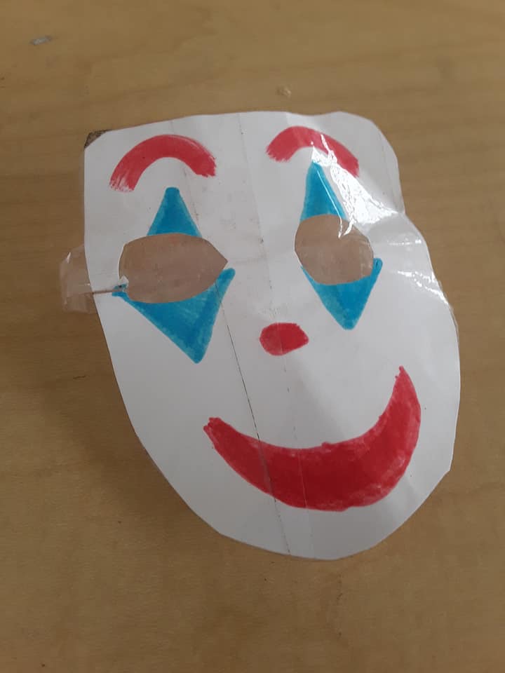 Máscaras de papel para la protesta. Varias de ellas fueron hechas por niños de primaria que no por seguridad no participaron en la protesta. 