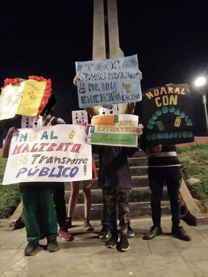 Escolares de Huaral apoyando la protesta. Urpi comenta que Iquitos también se está sumando. 