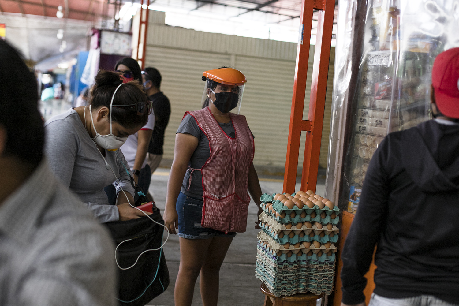 Comerciante del mercado Modelo en Chiclayo buscan protegerse de los contagios del nuevo coronavirus. 