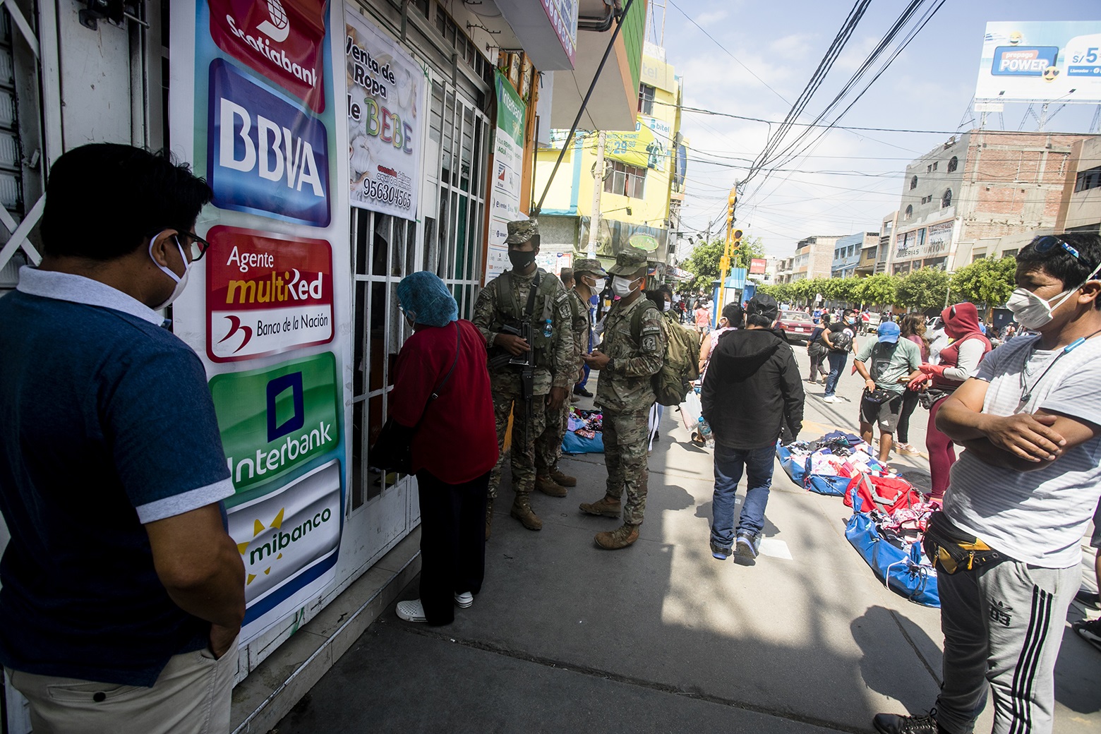 Personal del ejército frustrado entre multitud de personas a las afueras del mercado modelo de Chiclayo. 
