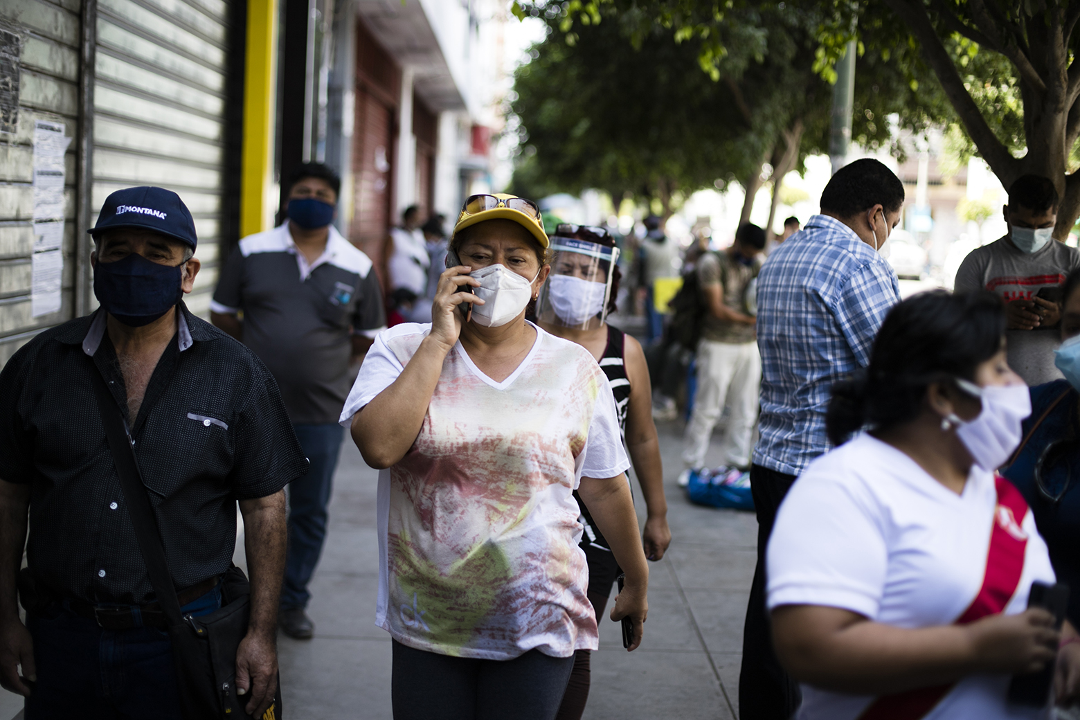 Una vista de las principales vertebras de la ciudad como la avenida Pedro Ruiz hace pensar que no existiera pandemia alguna. Personas caminando como si fuera un día normal. 