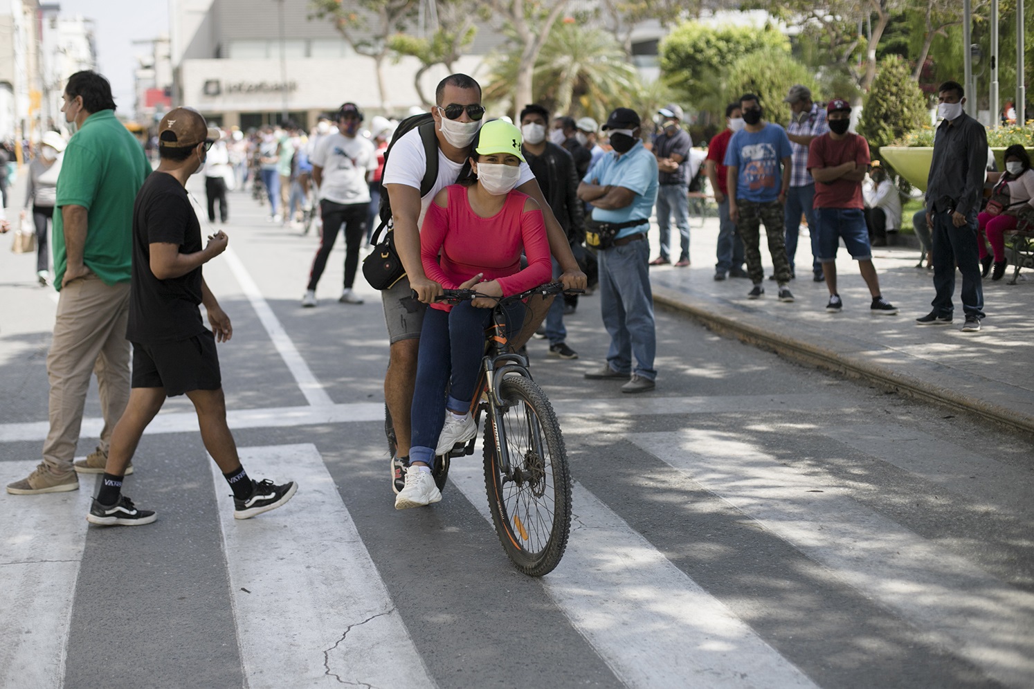 Algunas personas han optado por el traslado en bicicleta por la ciudad, algo muy positivo que se visibiliza en muchas ciudades del país.